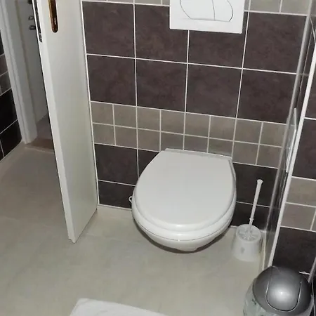 Apartamento 5 Double Bed & Bidet Sleeps 2 Guests Split