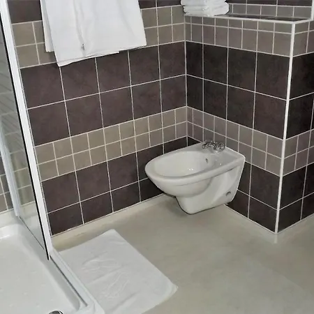 5 Double Bed & Bidet Sleeps 2 Guests 公寓