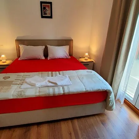 5 Double Bed & Bidet Sleeps 2 Guests 公寓 *