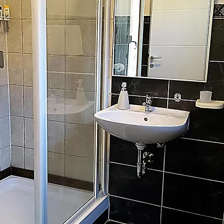 Apartment 5 Double Bed & Bidet Sleeps 2 Guests